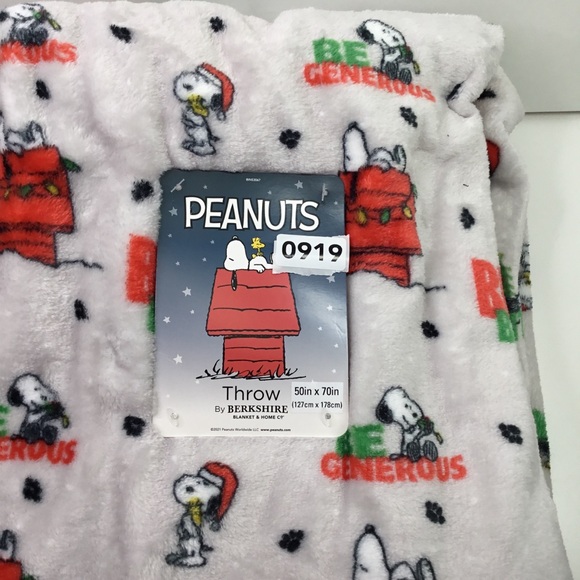 Peanuts Snoopy Plush Holiday Throw Blanket Peanuts Christmas Super Soft 50x70New - Picture 6 of 6